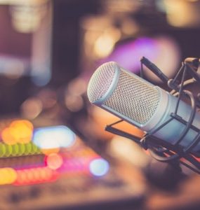 Transmidia-por-que-as-radios-estao-virando-televisao - imagem istock