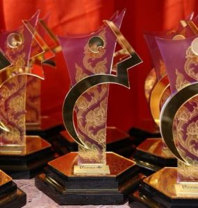 troféus - prêmio comunique-se