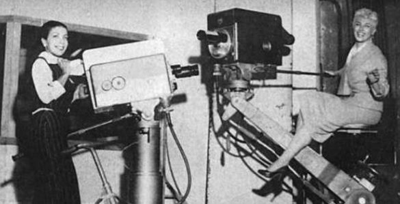 Elisete Cardoso e Mara Rubia posam com as modernas câmeras da Tupi Rio - Museu da TV, Rádio & Cinema - Elmo Francfort