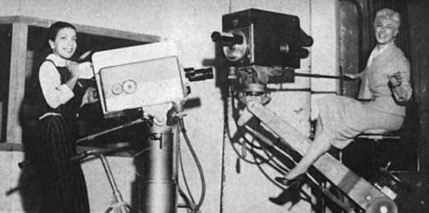 Elisete Cardoso e Mara Rubia posam com as modernas câmeras da Tupi Rio - Museu da TV, Rádio & Cinema - Elmo Francfort