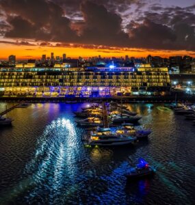 Novotel Recife Marina tem iluminação integrada à paisagem