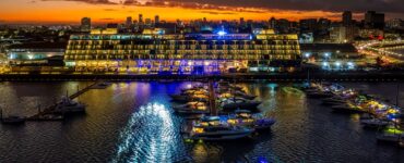 Novotel Recife Marina tem iluminação integrada à paisagem