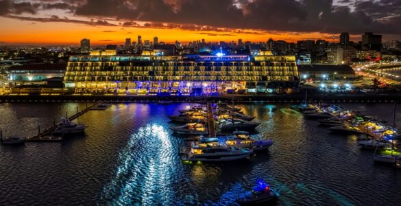 Novotel Recife Marina tem iluminação integrada à paisagem