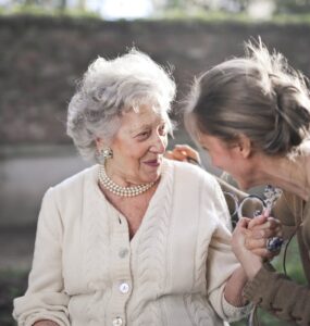 Setembro Lilás: lei garante cuidado integral ao Alzheimer