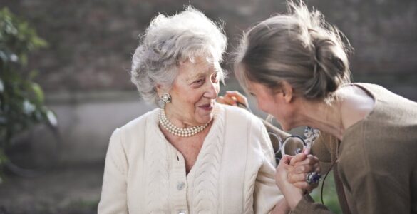 Setembro Lilás: lei garante cuidado integral ao Alzheimer