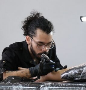 Mercado global de tatuagens cresce e deve dobrar até 2032