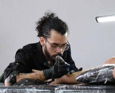 Mercado global de tatuagens cresce e deve dobrar até 2032