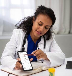 Assistente virtual com IA chega para otimizar rotina médica