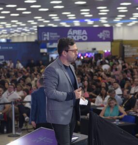 Jean Valério, CEO do Fórum Negócios, autografa na 27ª Bienal