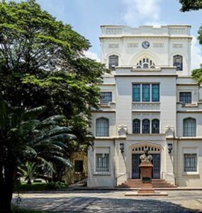 Pós-graduações em Medicina não cumprem carga horária