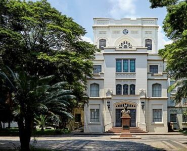 Pós-graduações em Medicina não cumprem carga horária