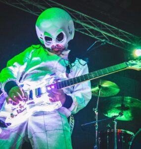 Guitarrista Beto Lefevre estreia espetáculo Alien Guitar