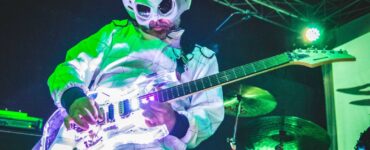 Guitarrista Beto Lefevre estreia espetáculo Alien Guitar