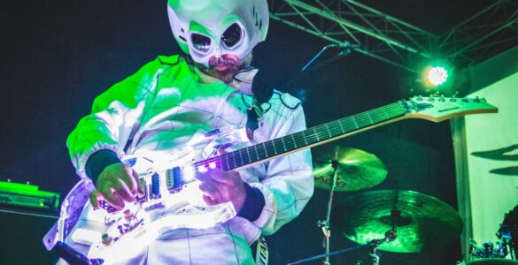 Guitarrista Beto Lefevre estreia espetáculo Alien Guitar