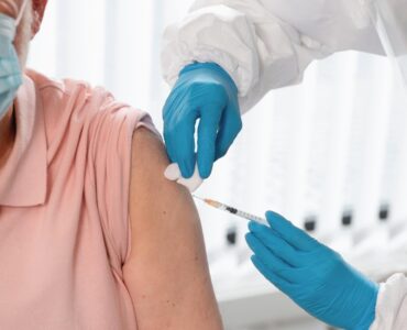 Baixa adesão vacinal impacta adultos com condições crônicas