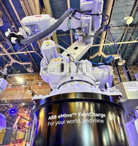 ABB mostra robô que carrega caminhões elétricos