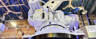 ABB mostra robô que carrega caminhões elétricos