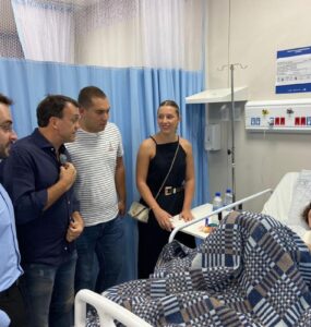 Turista sérvia que caiu de 6 metros tem alta após cirurgia pouco invasiva