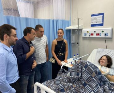 Turista sérvia que caiu de 6 metros tem alta após cirurgia pouco invasiva
