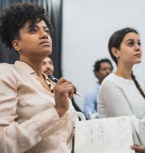 Mulheres performam melhor na liderança, indica pesquisa