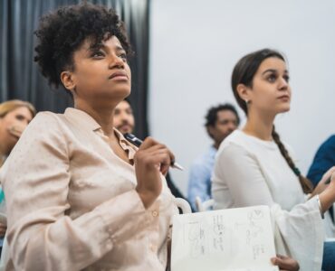 Mulheres performam melhor na liderança, indica pesquisa