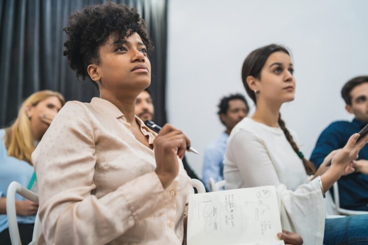 Mulheres performam melhor na liderança, indica pesquisa