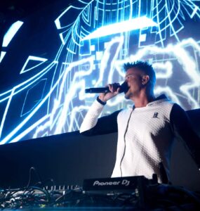 DJs integram atrações em festas de 15 anos de alto padrão