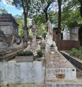 Cemitérios de SP preservam histórias de personalidades negras
