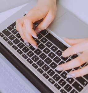 Studybay lança gerador de redação movido por IA