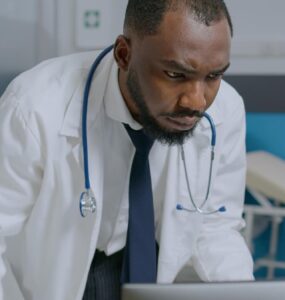 Ativistas e CFM discordam sobre cotas em residências médicas