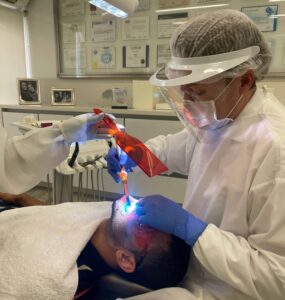 Implantes dentários para idosos: cresce foco em bem-estar