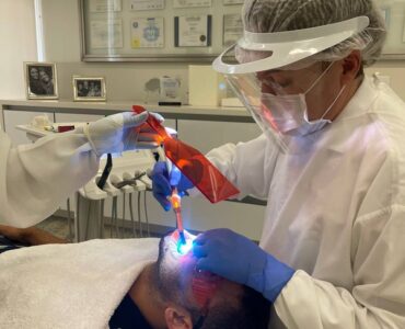Implantes dentários para idosos: cresce foco em bem-estar