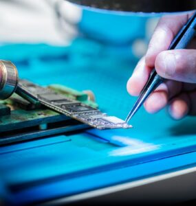 Queda do poder de compra impulsiona conserto de eletrônicos