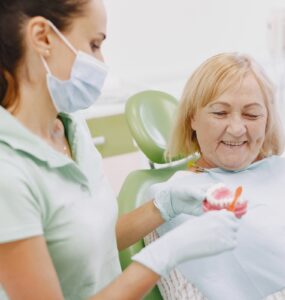 Dentaduras melhoram a mastigação e a autoestima