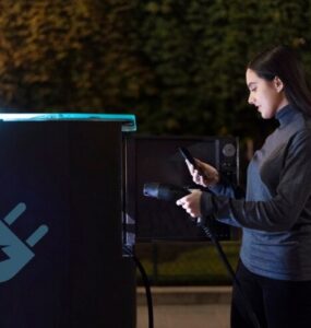 Golpe de QR code falso mira estações de recarga para carros elétricos