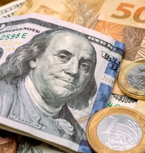 Variação do dólar afeta o orçamento familiar dos brasileiros