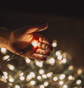 Instalar iluminação de Natal em casa requer segurança