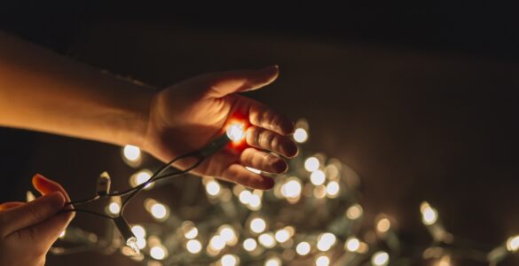 Instalar iluminação de Natal em casa requer segurança