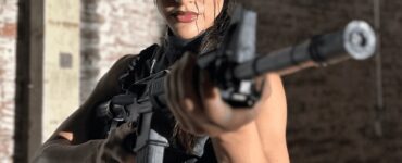 Brasileira rompe estereótipos em filmes de ação em Hollywood