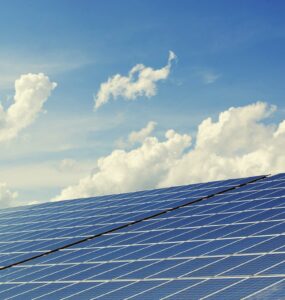 Verão beneficia produção de energia solar e oferece mais economia e eficiência