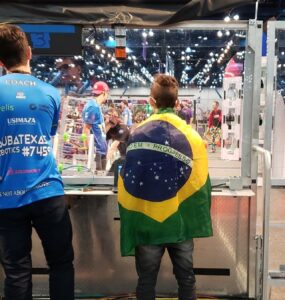 Robótica: Custom Logic apoia projeto de ensino para jovens