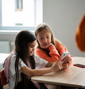 Uso de celulares nas escolas é foco de debate no Brasil
