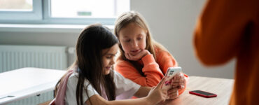 Uso de celulares nas escolas é foco de debate no Brasil