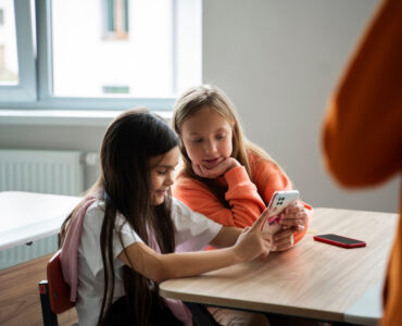 Uso de celulares nas escolas é foco de debate no Brasil
