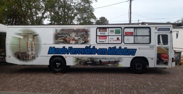 Cidade em miniatura construída em um ônibus atrai a atenção de crianças e adulto
