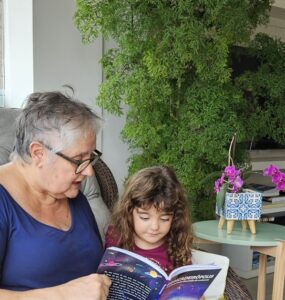Saem as telinhas, entram os livros impressos