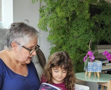 Saem as telinhas, entram os livros impressos