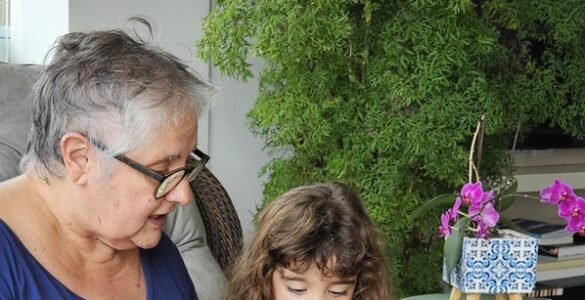 Saem as telinhas, entram os livros impressos