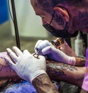 Tattoo Week Rio irá oferecer cursos de tatuagem e piercing para jovens de favela