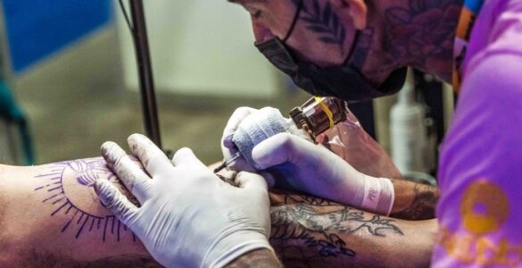 Tattoo Week Rio irá oferecer cursos de tatuagem e piercing para jovens de favela